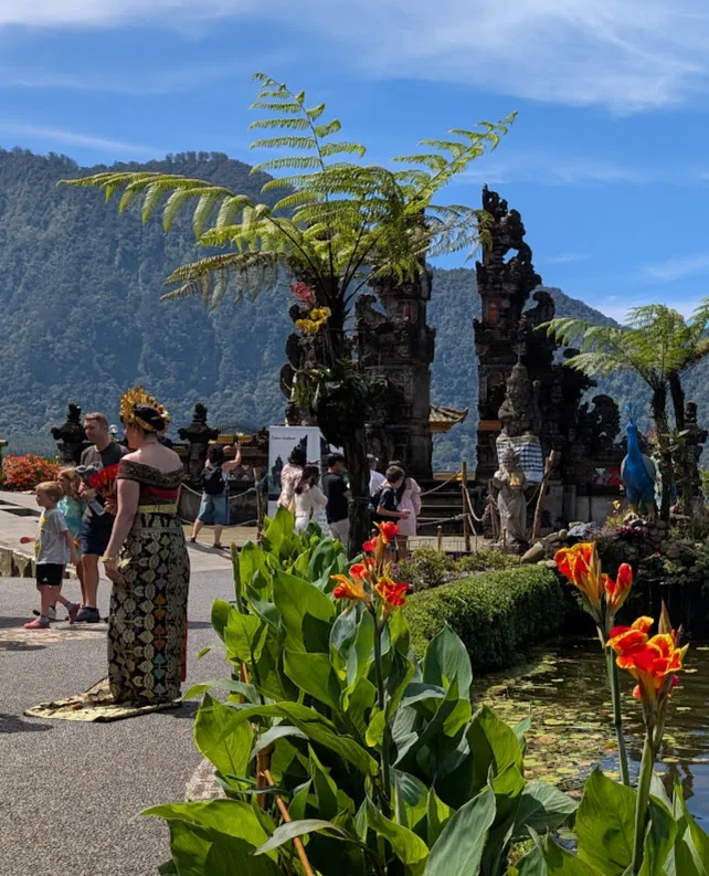 Tourists have the opportunity to dress up in traditional Balinese dress (including wedding dress if they want) and get a photo on the steps up to the split gate to the temple courtyard.