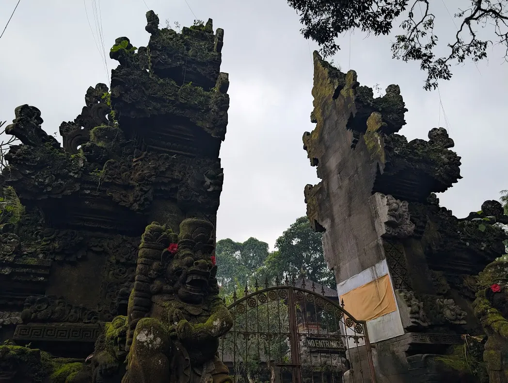 This particular temple was actually closed to the public, even the middle courtyard, because some tourists a while back climbed on top of the inner gate for a cool selfie, fell off, and died. The government had to spend a lot of money and effort re-purifying the temple, so now no visitors at all. The earlier photo was taken zoomed in through the gate there.